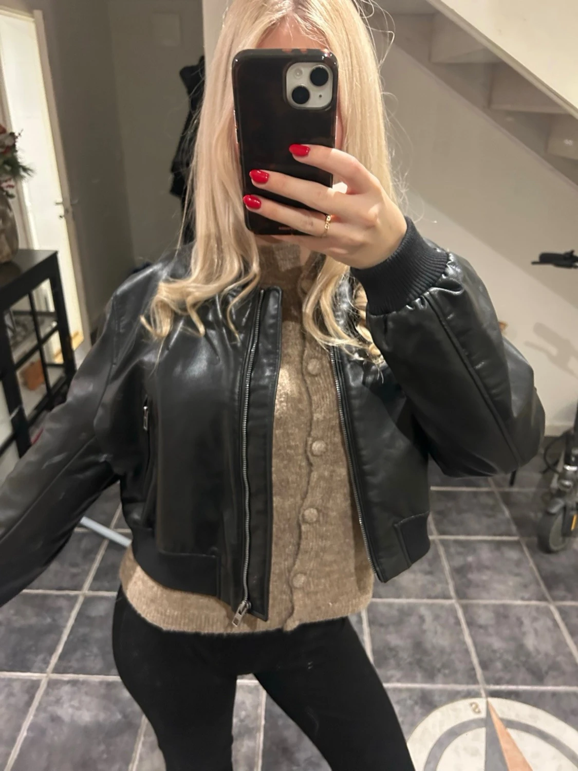 Svart croppad bomberjacka i skinn - 2