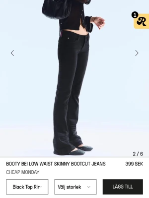 NYA Svarta low waist bootcut jeans Cheap Monday - Säljer ett par svarta low waist jeans från Cheap Monday med skinny passform upptill och bootcut nedtill. Klassisk femficksmodell med en cool lila Cheap Monday-label bak. Jeansen är i stretchig bomullsdenim och har en riktigt snygg siluett. Aldrig använda med prislapp! 
