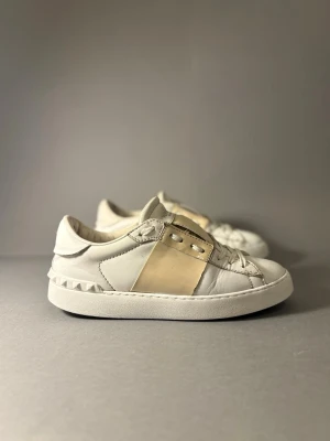 Valentino opens  - Valentino opens skor för tjejer 🌸storlek 37 inner sulan 24,5 37-37,5.  skicket är super bra 😊. Målad sula funkar hur bra som helst under sommaren eller våren , ställ frågor vid minsta lila fundering 