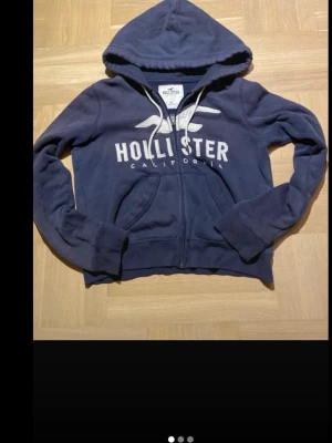 Blå hollister zipp tröja -   Pris kan diskuteras. Riktigt snygg blå zipptröja från hoolister. Storleken är xs men vissa upplvever den dem S.