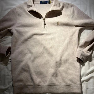 Helt ny Beige Ralph lauren quarter zip - Helt ny polo tröja. Skriv för mer info. 0bs lnte 0rglnaI. Passar mig som är 173 och väger 52 kg