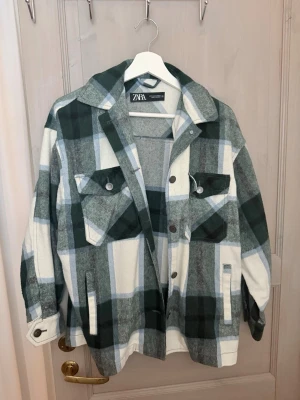 Rutig overshirt från Zara XS - Kappa från Zara i storlek XS. Jättefint skick. 