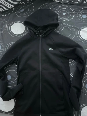 Lacoste Jacka - Säljer en riktigt fin Lacoste Jacka i storlek xs, precis som ny!