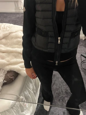 Svart pufferjacka från Moncler - Säljer min moncler cardigan då den inte kommer till användning och är även lite för liten. Den är som ny. Skriv om fler bilder och mer!