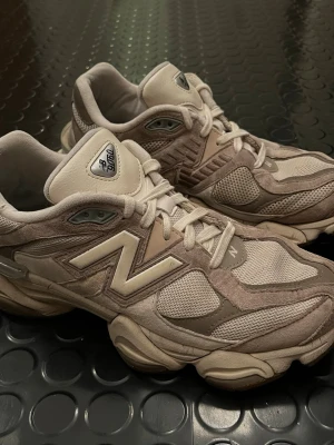 Beige New Balance 9060 - Säljer ett par beige/bruna New Balance 9060 i storlek 44, använda men i bra skicka. Fråga om fler bilder