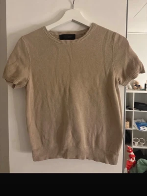 Beige stickad tshirt  - Beige stickad tshirt från Zara, oanvänd