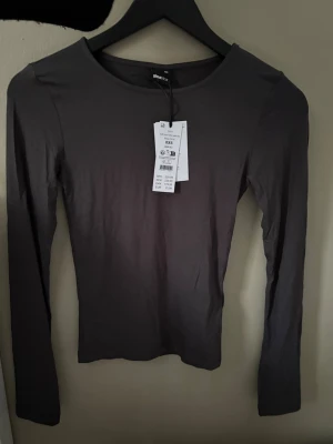 BLÅ GRÅ LÅNGÄRMAD TAJT TRÖJA  - Helt ny ifrån Gina Tricot! Säljer då jag köpte två..(misstag)