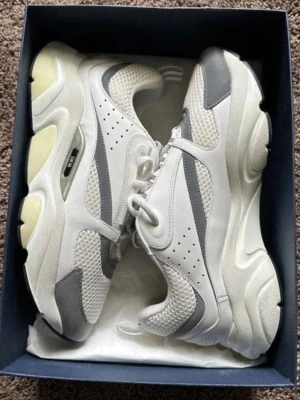 Vita skor - Säljer vita skor, helt nya och oanvända. Perfekta för vardag eller fest, stilrena och bekväma. Skorna är i originalförpackning och i nyskick. DM mig för frågor, fler bilder eller mer information. 