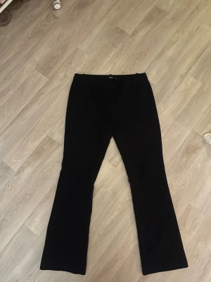 Intressekoll Bikbok kostymbyxor  - Kollar intresset på mina kostymbyxor ”Vera” från Bikbok. Som nya 