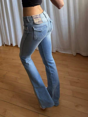 Lågmidjade jeans  - Midjemått: 36 Innerbenslängd: 82 Jag är 165cm⭐️