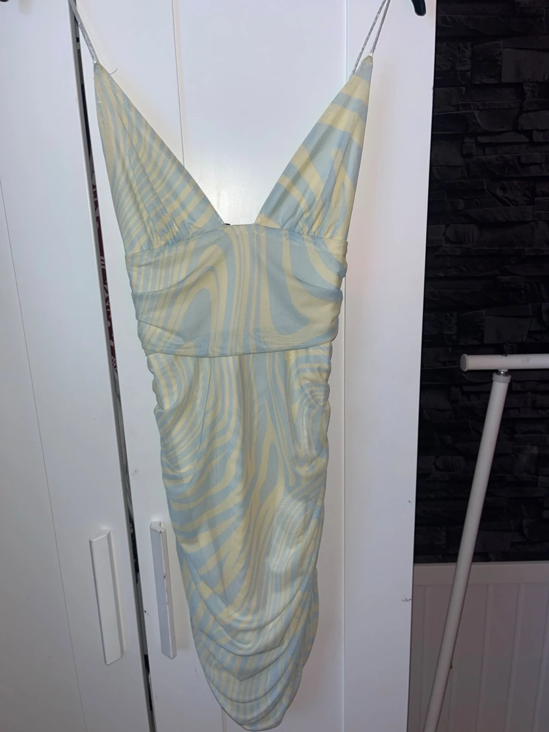 Ljusblå och gul mönstrad klänning