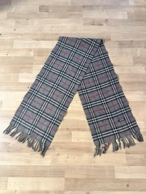 Grå rutig Burberry halsduk i kashmir - Helt ny kondition äkta med fina färger fraktas inom 24 timmar längd ~153cm bredd ~29cm för mer info snälla fråga vidare