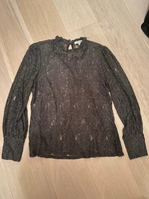 Blå spetsblus - Gråblå duvblå långärmad spetsblus i fint mönster. Storlek L från märket Oasis. Ca 68 cm lång. Bara skriv om ni har några frågor!