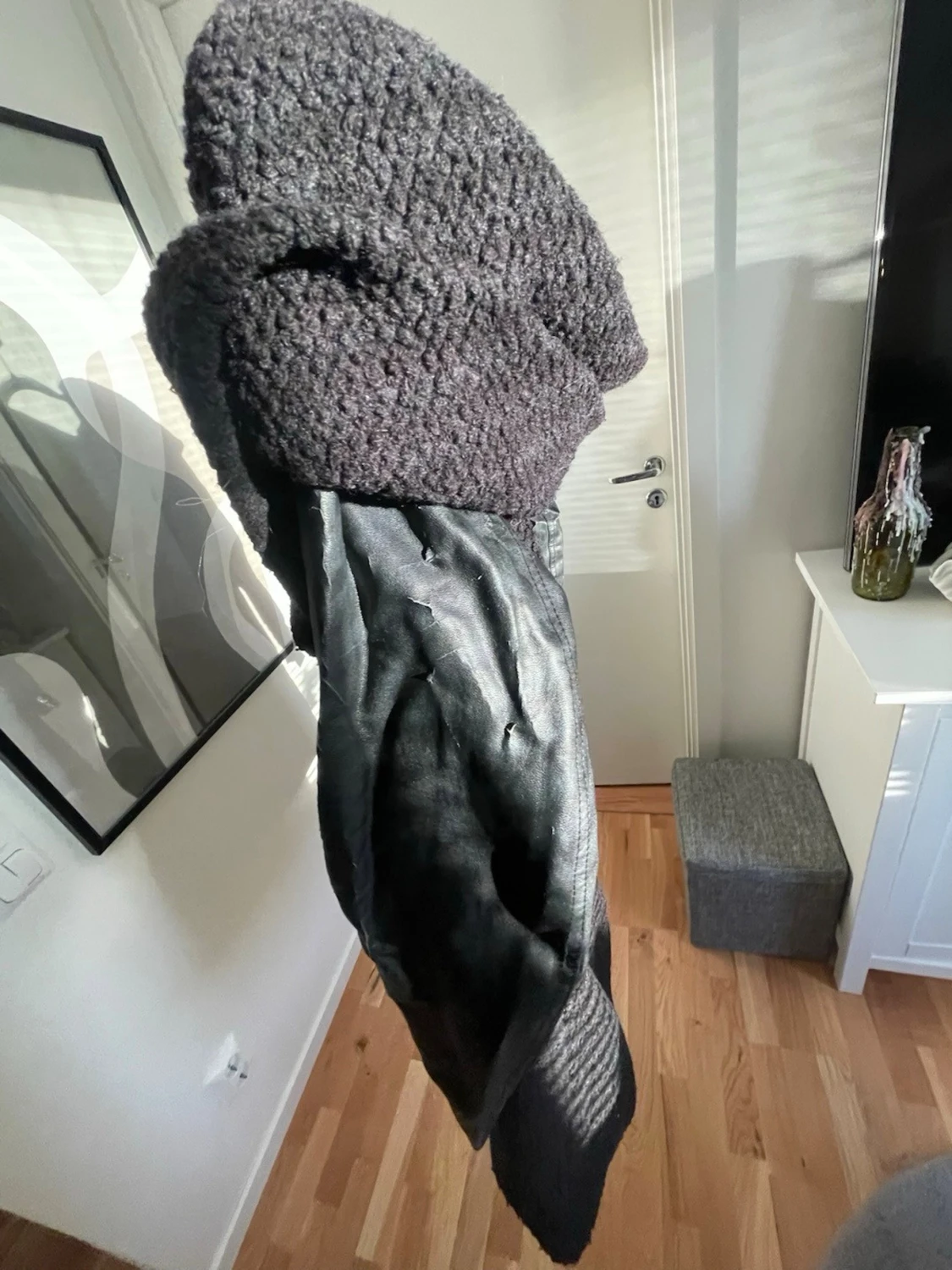 Svart teddyjacka med skinnärmar - 2