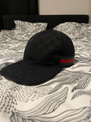 Svart Gucci keps  - Svart Gucci keps med röt motiv säljer den då ja ej använder den längre har haft den i två månader har inte box osv Tyvvär pris går att diskutera  vid snabb affär 