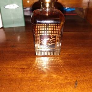 Nusuk Amber Oud Eau de Parfum - Amber Oud Eau de Parfum med modern design. Tillverkad i U.A.E. och har en alkoholhalt på 80%. Perfekt för dig som vill sticka ut med en unik doft. Nyoris ca 400kr