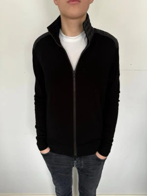 Belstaff Zip tröja! - Säljer nu min Belstaff tröja med paches på axlarna! Litet märke vid sidan av armen samt två dragkedjor som är i hög kvalitet! Nypris 5000! Hör av er vid minsta fundering så löser jag! Modellen är 178 samt 62kg! Storlek M sitter som S-M