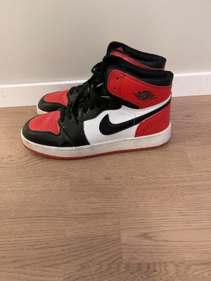 Nike Air Jordan 1 High röd/svart/vit - Säljer ett par klassiska Nike Air Jordan 1 High i storlek 43, mycket bra skick 