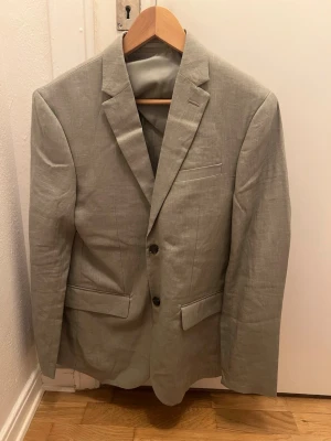 H&M Linnekavaj Salviagrön - Som titeln lyder. Den är ALDRIG använd enbart prislappen borttagen, har bara hängt i garderoben. Nypris på HM's hemsida är 1000 kr. Lite dåligt ljus på mina bilder därför har jag lagt in sista bilden för kontext. Storlek 46. 