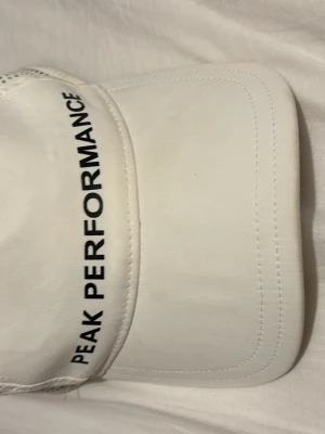 Vit golf keps från Peak Performance  - Säljer nu en snygg golfkeps från Peak. Kepsen fungerar både till tjejer och killar. Con är 8/10