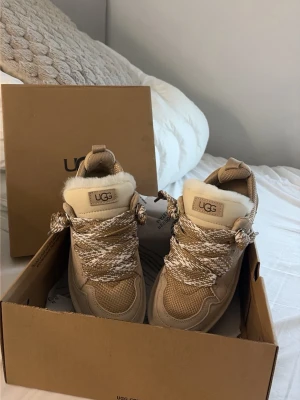Uggs - Dem finaste skorna jag någonsin ägt, men tyvärr fick jag dem i fel storlek. säljer billigt för att kunna köpa nya inom kort.
