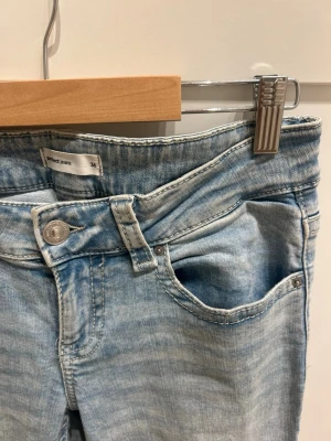 Low waist bootcut Jeans - Stilrena Low waist Bootcut Jeans ifrån GinaTricot❣️ Knappast använda! Storlek 36. Säljer för 100kr👌🏾🙌🏾 Köp via plick, postar snabbt📦💗