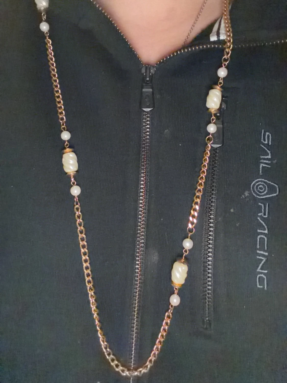 Guldigt halsband med pärldetaljer - 1