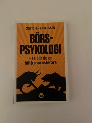 Börspsykologi - så blir du en bättre investerare - Vill du förstå psykologin bakom investeringar och bli en smartare investerare? Den här boken guidar dig genom känslor, beslut och beteenden på börsen – perfekt för dig som vill lyckas med dina investeringar och få koll på marknaden.