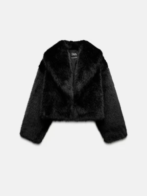 Svart pälsjacka från ZARA - Säljer en svart pälsjacka från ZARA med croppad passform och bred krage. Jackan är fluffig och har långa ärmar, perfekt nu till vintern. Knappast använd, så jackan är i väldigt bra skick. Nypris 859kr. Jag bär vanligt vis S-M i jackor men denna jackan var väldigt liten i storlek så jag bär L. 