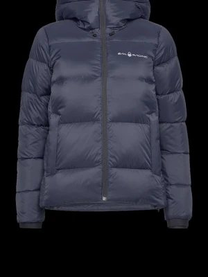 Mörkblå pufferjacka från Sail Racing - Säljer en mörkblå pufferjacka från Sail Racing med huva. Jackan är i bra skick och har inga skador. Skriv om ni vill ha mer information eller andra bilder! Priset kan diskuteras.