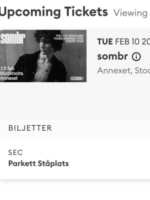 Sombr ståplats - Säljer en ståplatsbiljett till Sombr den 10 februari då jag inte kan gå längre! Betalning via Swish. Kontakta mig för att undvika att betala Plicks frakt. Överföringen av biljetten sker via AXS. Köparen måste ha ett konto på AXS och kunna uppge kopplad mejladress! 