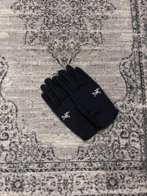 Arc'teryx waterproof handskar  - Säljer mina vattentäta handskar från Arc'teryx, skriv vid frågor, priset är förhandlingsbart och kan skicka direkt efter köpet 😊 Passar både män och kvinnor 😃