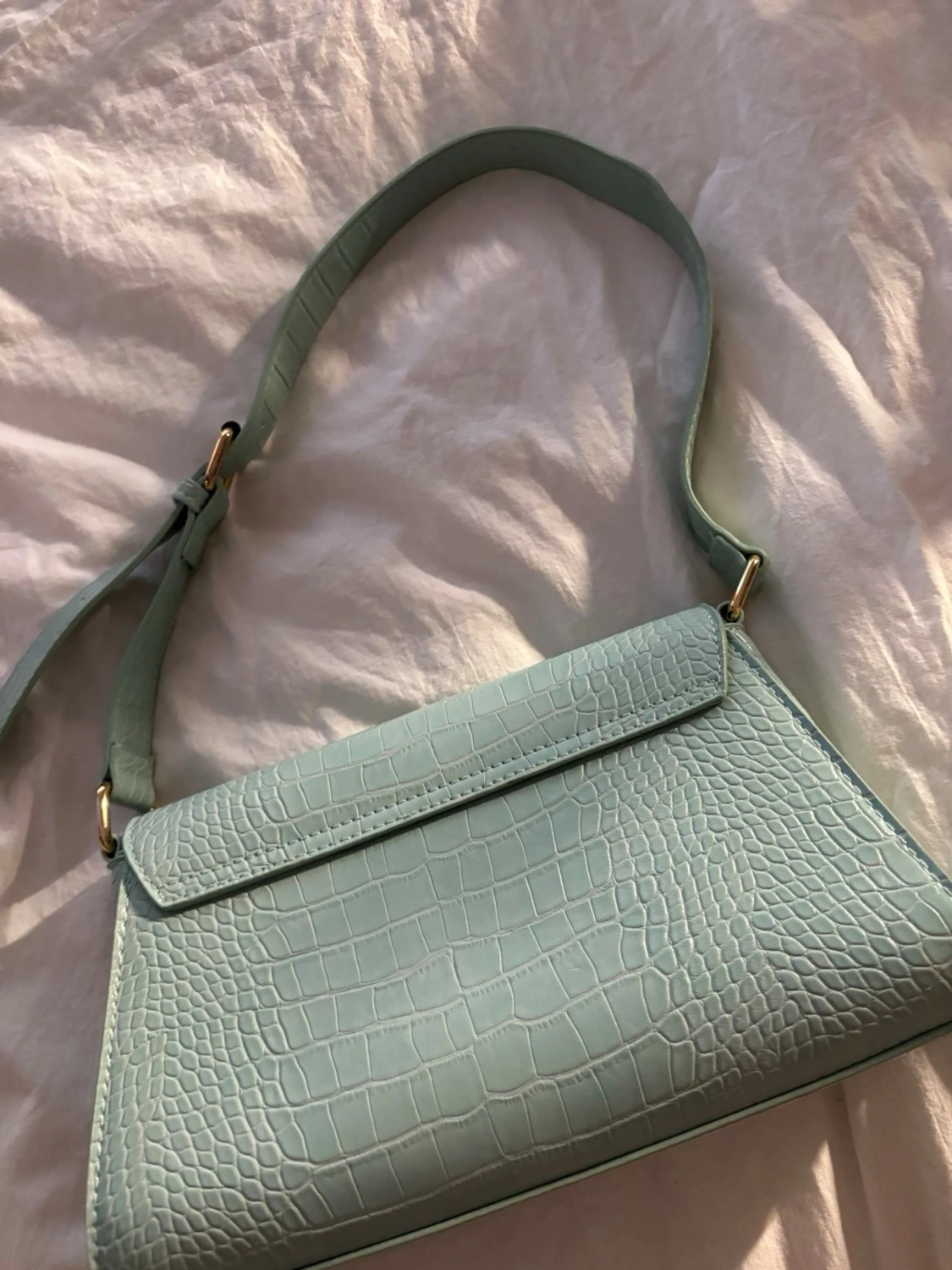 Mintgrön axelväska med krokoprägling - 1