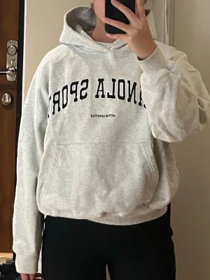 Adanola Hoodie - En grå hoodie från Adanola, storlek S med oversized fit. Gott skick! 