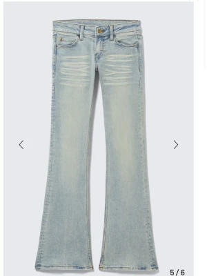 Ljusblå bootcut jeans låg midja - Säljer ett par jättefina ljusblå bootcut jeans med låg midja. Jeansen är knappt använda och är som nya, säljer då de inte kommer till användning.