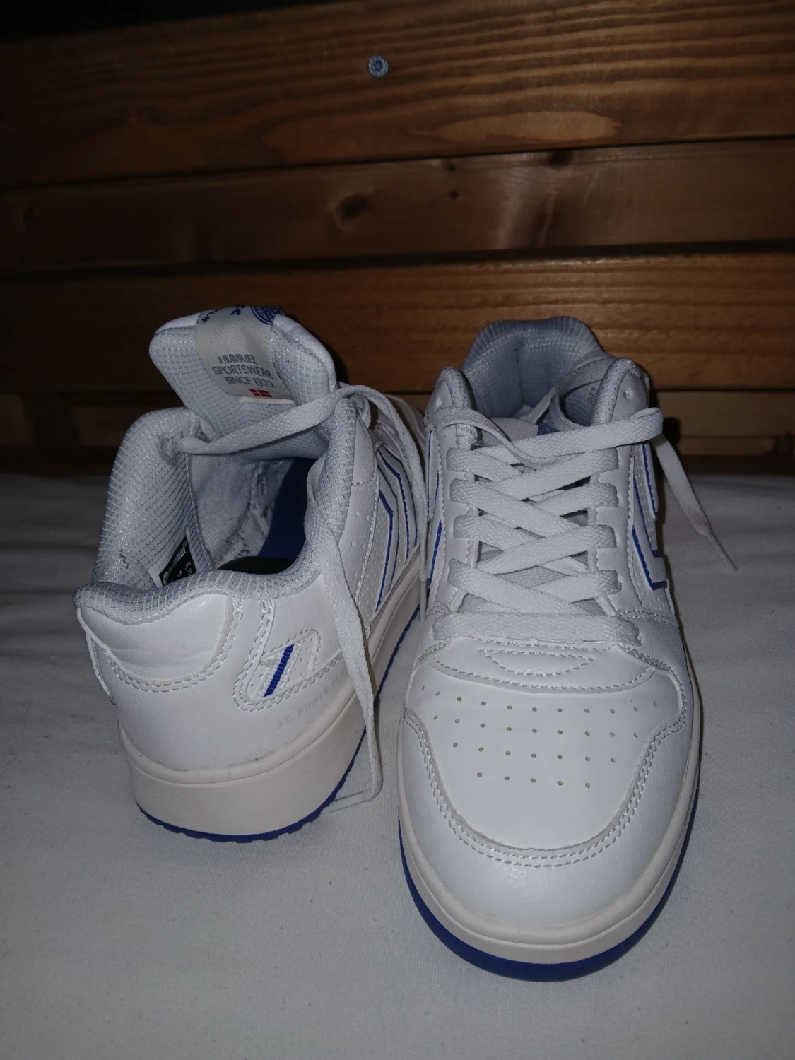 Vita Hummel sneakers med blå detaljer - 4