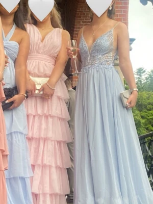 Balklänning  - Säljer nu min älskade balklänning från mascara, den är i jättefint skick och är i storlek 34! Köpt på zalando. Skriv om ni har funderingar 🩵🩵🩵