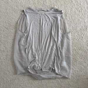 Ljusgrå omlottopp från Bik Bok - Säljer en ljusgrå omlottopp från Bik Bok i storlek L. Toppen är ärmlös och har en snygg omlottdesign baktill med mjukt, tunt material som faller fint. Perfekt till sommarens alla looks och lätt att matcha med både jeans och kjol.