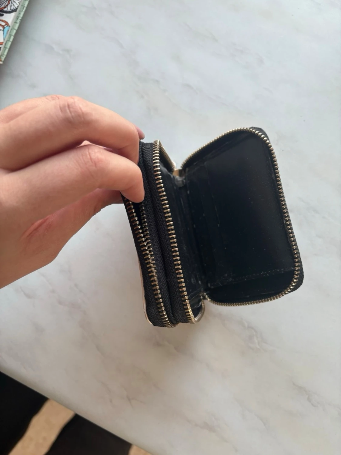 Svart och vit plånbok  - 2
