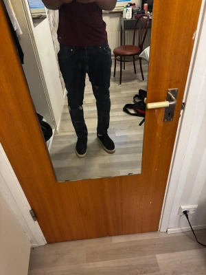 Mörkblå slim fit jeans från Dressmann - Säljer ett par mörkblå slim fit jeans från Dressmann. Klassisk femficksmodell med snygga kontrastsömmar och rak passform som sitter tajt över benen. Jeansen är tillverkade i ett mjukt bomullsmaterial med lite stretch för extra komfort.
