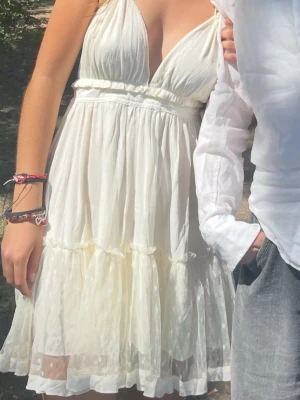 Vit sommarklänning  - Säljer en vit sommarklänning i storlek S/M🙏