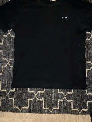 Svart t-shirt Comme des Garçons Play S - En riktigt fet Comme des garçons t shirt I okej kvalite. Det är använd kvalite men går perfect att ha på sig. Var inte rädd för frågor. Priset kan diskuteras.👍