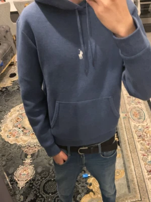 Ralph Lauren Hoodie Mörkblå  - Säljer en helt ny Ralph Lauren hoodie köpt i london från tk&max för £70 cirka 866kr säljer för att den inte passar mig, loggan är i mitten, storlek S kan nog passa XS , fraktar inom 24 timmar! 