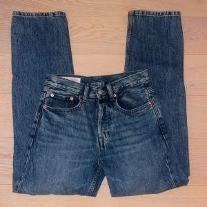 Blå raka jeans från Zara, strl 36 - Säljer ett par klassiska blå jeans från Zara i rak modell. Jeansen har fem fickor, normal midja och snygg tvättad finish. Passar perfekt till en avslappnad look och är tillverkade i slitstarkt bomullsjeansmaterial.