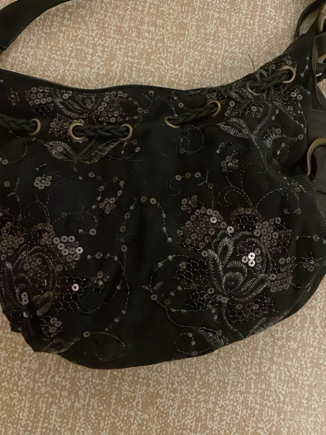 Svart axelväska med paljetter och snörning - 2