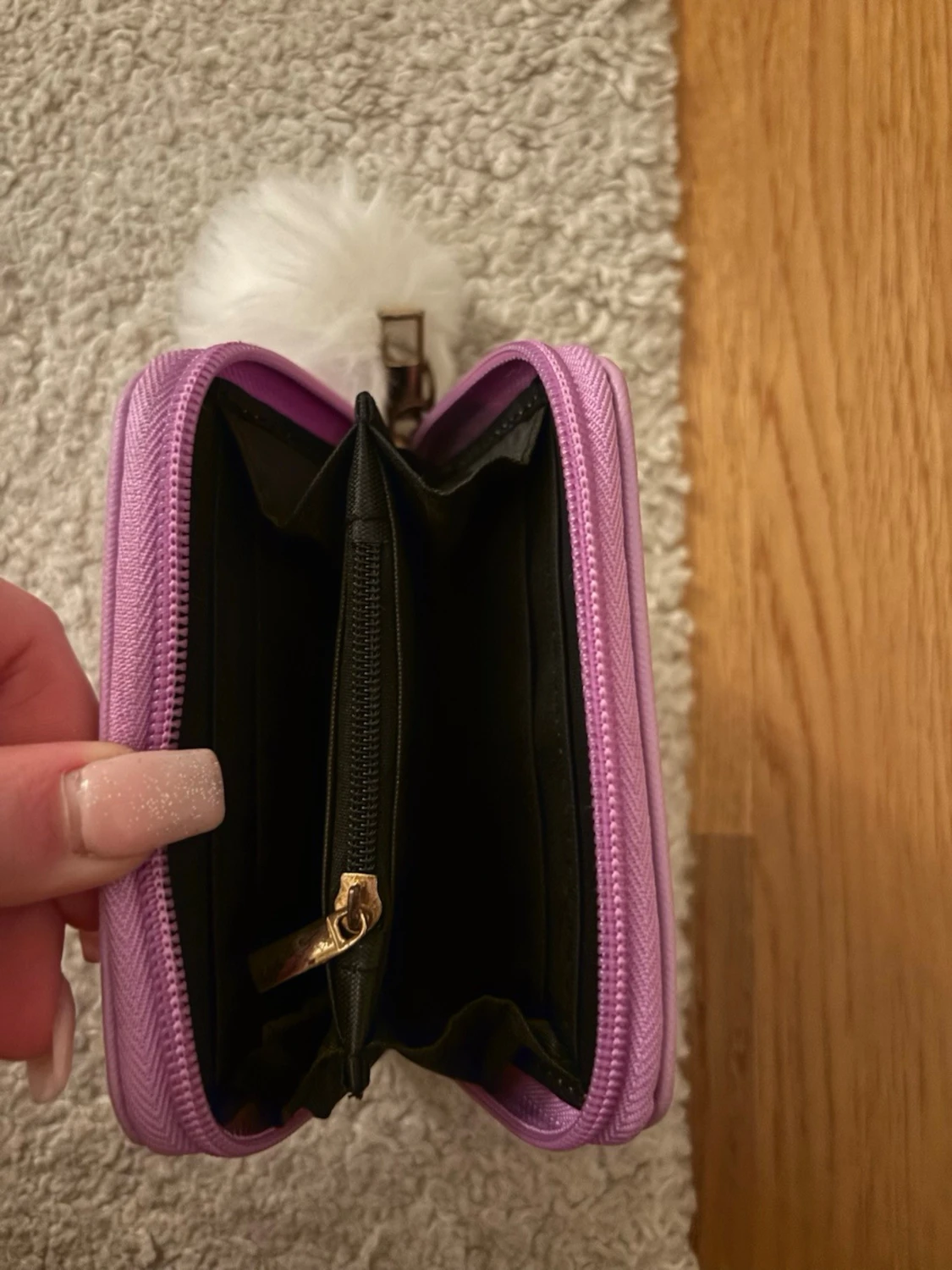 Lila plånbok med regnbågsdetalj - 2