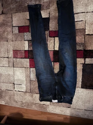 Mörkblå slim fit jeans från Les Deux - Säljer ett par mörkblå jeans från Les Deux. Klassisk femficksmodell med smal passform och snygga kontrastsömmar. Jeansen är tillverkade i stretchig bomullsmix för extra komfort och har en stilren look utan slitningar. Slim fit. Kontakta mig vid frågor!