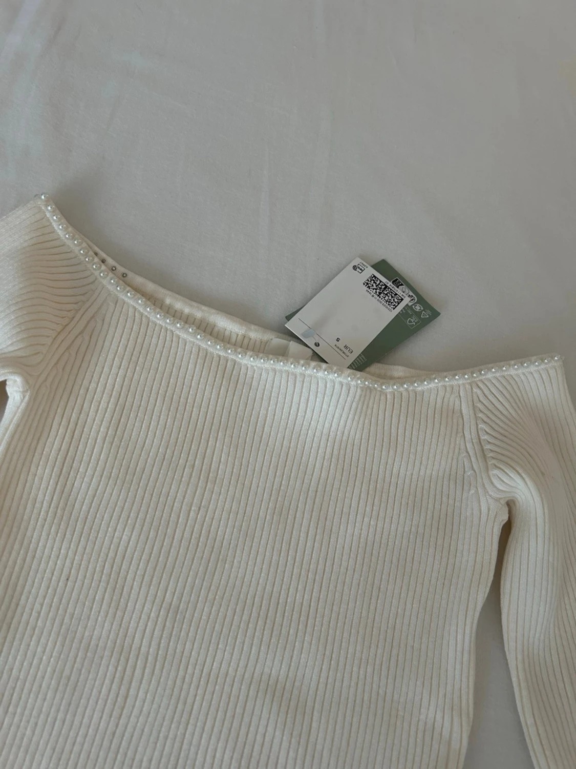 Offshoulder ribbad topp med pärlor - 1