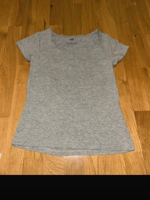 2-pack basic t-shirts från 157 - Två basic t-shirts från 157, en i ljusgrått och en i vitt. Båda har rund halsringning och korta ärmar. Tillverkade i mjuk bomullsblandning med lite stretch för skön passform. Perfekta att matcha till jeans eller shorts.