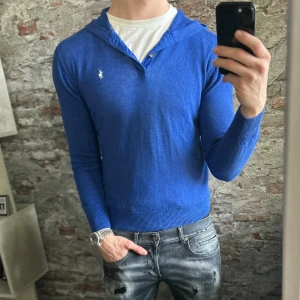 Ralph Lauren Hoodie - Mycket fint skick, inga defekter. Storlek 14-16 junior, sitter som Xs, passar dig som är mellan runt 170cm. Nypris ca 1500kr. Modellen är 185 cm, 79 kg. Passar bra nu till våren och sommaren. Skriv för mer information!🤝
